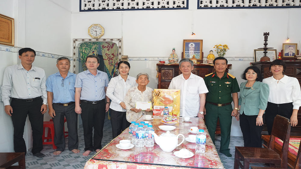 Bí thư Tỉnh ủy thăm, chúc Tết nguyên lãnh đạo tỉnh, gia đình chính sách