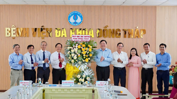 Chủ tịch UBND tỉnh thăm, chúc mừng Ngày Thầy thuốc Việt Nam