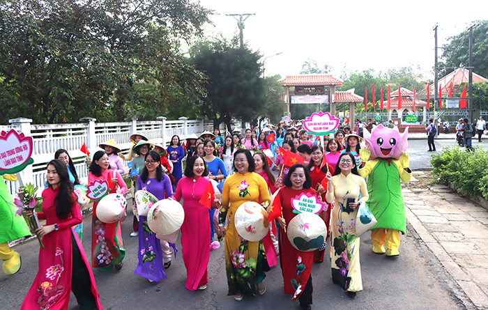 5.500 phụ nữ Đồng Tháp diễu hành Áo dài – “Rạng ngời sắc Sen”