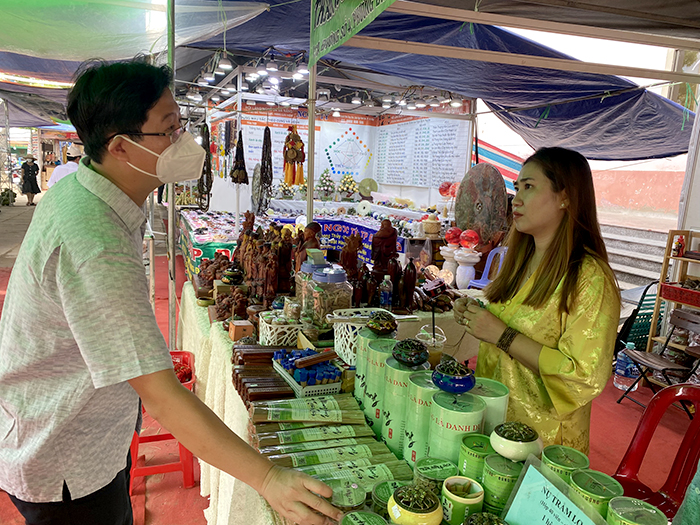 Phó Chủ tịch UBND tỉnh Huỳnh Minh Tuấn kiểm tra hoạt động diễn đàn OCOP