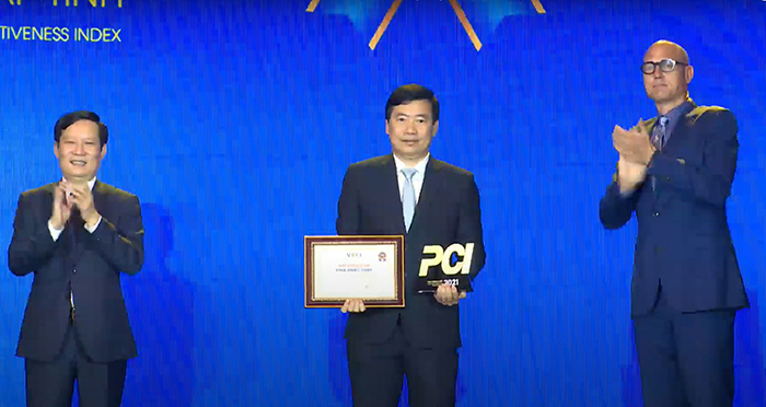 A group of men holding a plaque
Description automatically generated with medium confidence