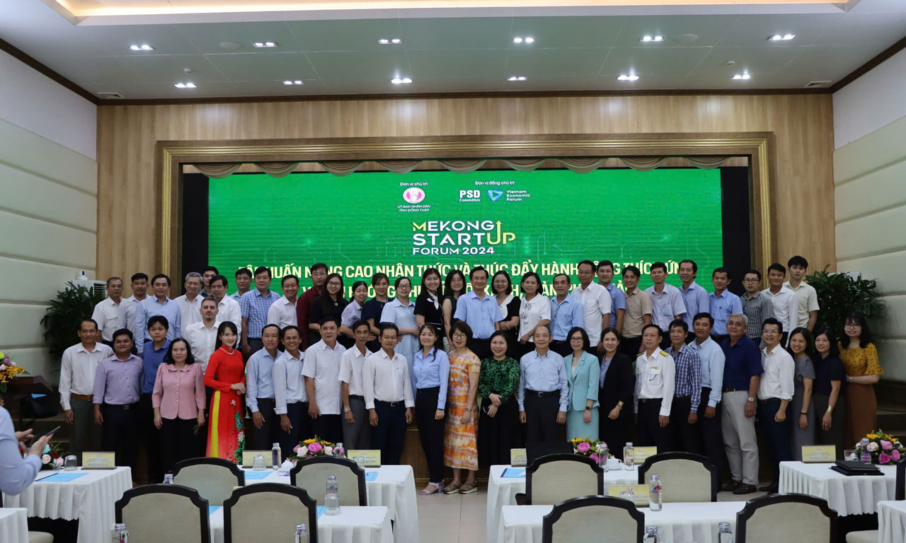 Các đại biểu chụp hình lưu niệm tại buổi tập huấn nâng cao nhận thức và thúc đẩy hành động thích ứng với xu hướng chuyển đổi xanh, giảm phát thải