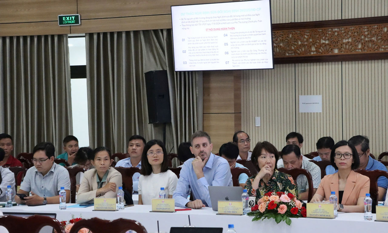 Các đại biểu tham gia buổi tập huấn về chuyển đổi xanh, giảm phát thải cho doanh nghiệp