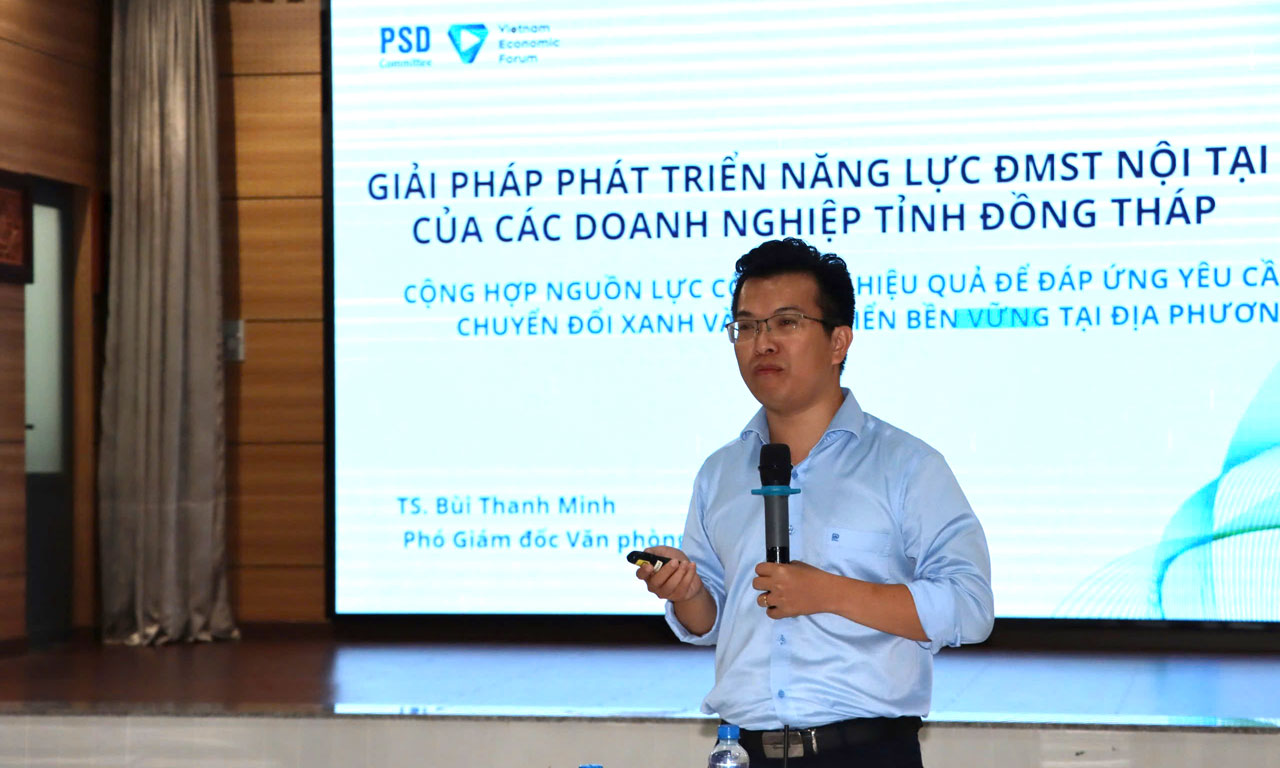 Diễn giả chia sẻ với doanh nghiệp