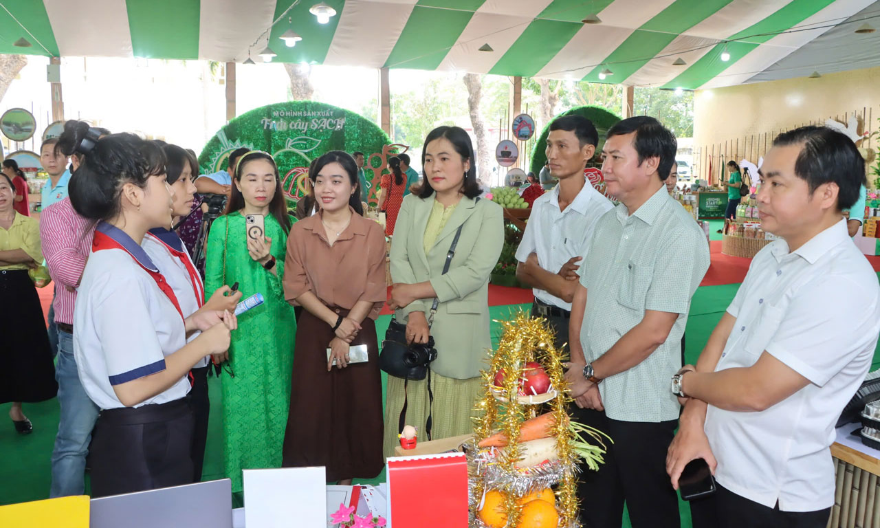 Khách tham quan tại Không gian triễn lãm Diễn đàn Khởi nghiệp Đồng bằng sông Cửu Long lần II năm 2024