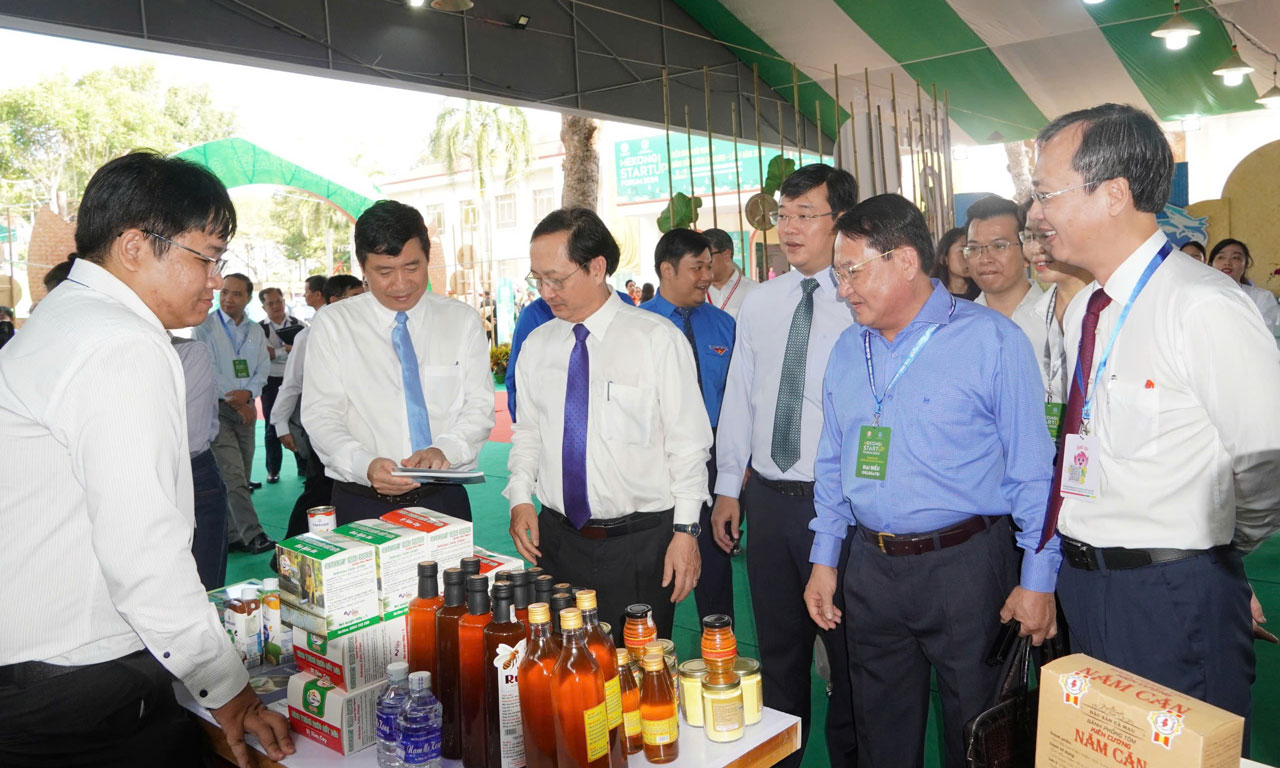 Bộ trưởng Bộ Khoa học và Công nghệ Huỳnh Thành Đạt và Lãnh đạo UBND Tỉnh tham quan Không gian triễn lãm