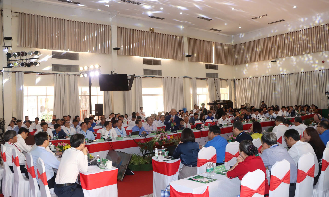 Diễn giả chia sẻ tại Phiên toàn thể Diễn đàn Khởi nghiệp Đồng bằng sông Cửu Long – Lần 2 năm 2024