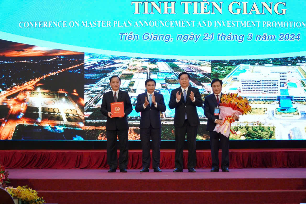 Đồng chí Nguyễn Văn Thắng, Ủy viên Ban Chấp hành Trung ương Đảng, Bộ trưởng Bộ Giao thông vận tải (thứ 2 từ trái sang), thay mặt Thủ tướng Chính phủ, trao Quyết định quy hoạch tỉnh