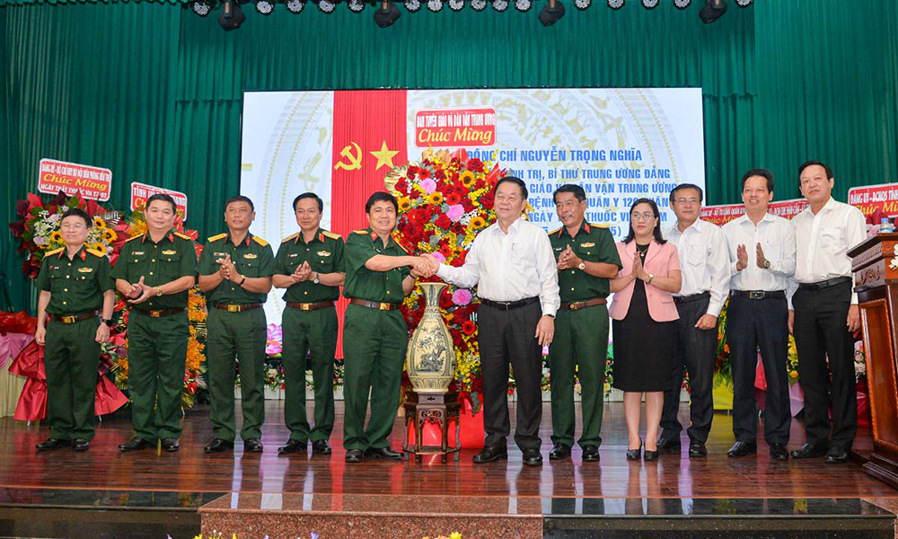 Đồng chí Nguyễn Trọng Nghĩa thăm, chúc mừng Bệnh viện Quân y 120 nhân kỷ niệm 70 năm Ngày Thầy thuốc Việt Nam